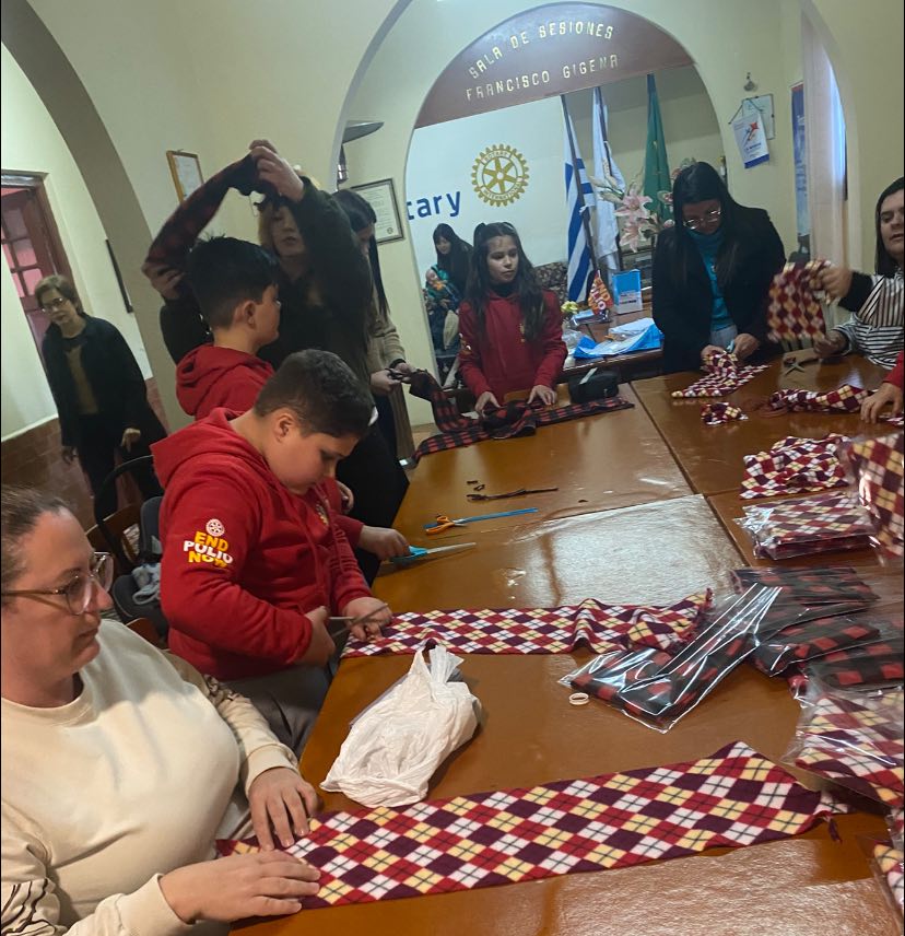 Trabajo: Taller de bufandas con niños de Rotakids